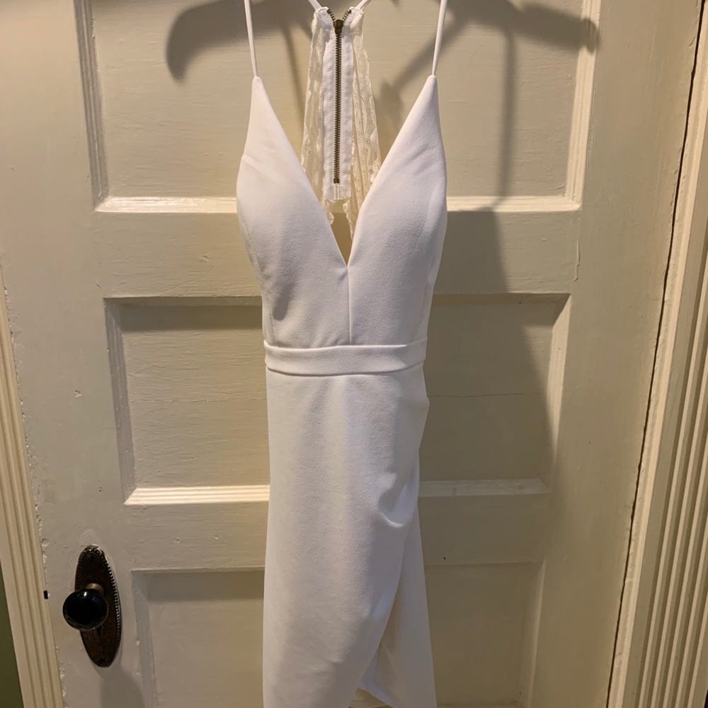 Bodycon white dress with lace accent